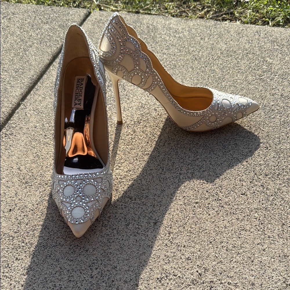 Badgley Mischka Size 9.5 Ivory Satin Jewel Embellished Point Toe Heels Pumps
